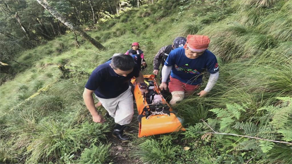 險！八通關登山客摔落百米邊坡 髖骨疑骨折無法移動 直升機吊掛救援