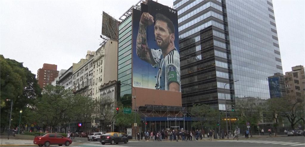 梅西大型壁畫高掛　阿根廷首都慶祝卡達世足奪冠一周年
