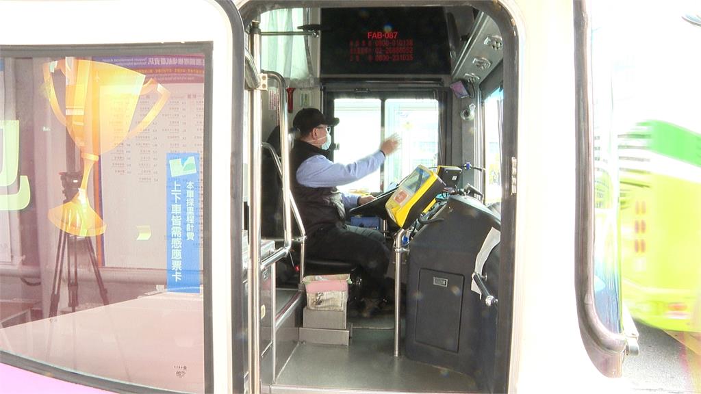 疲勞駕駛？民眾直擊客運司機「仰頭瞇眼」　業者澄清：眼睛太小