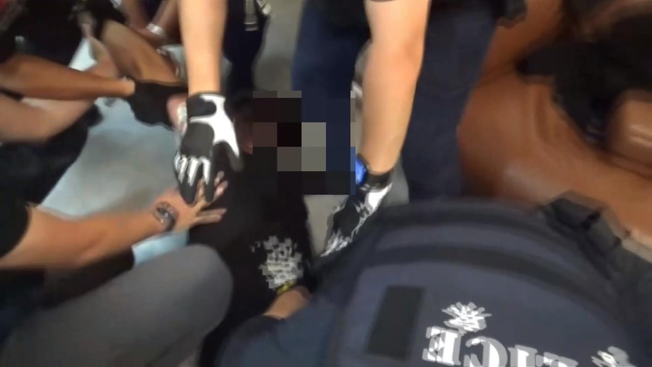 快新聞/桃機驚傳持刀挾持!實習生腹部遭劃20公分 嫌犯今遭聲押禁見
