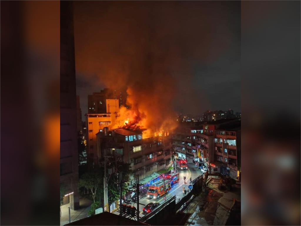 快新聞／新北五股民宅暗夜大火　火光濃煙竄天畫面曝