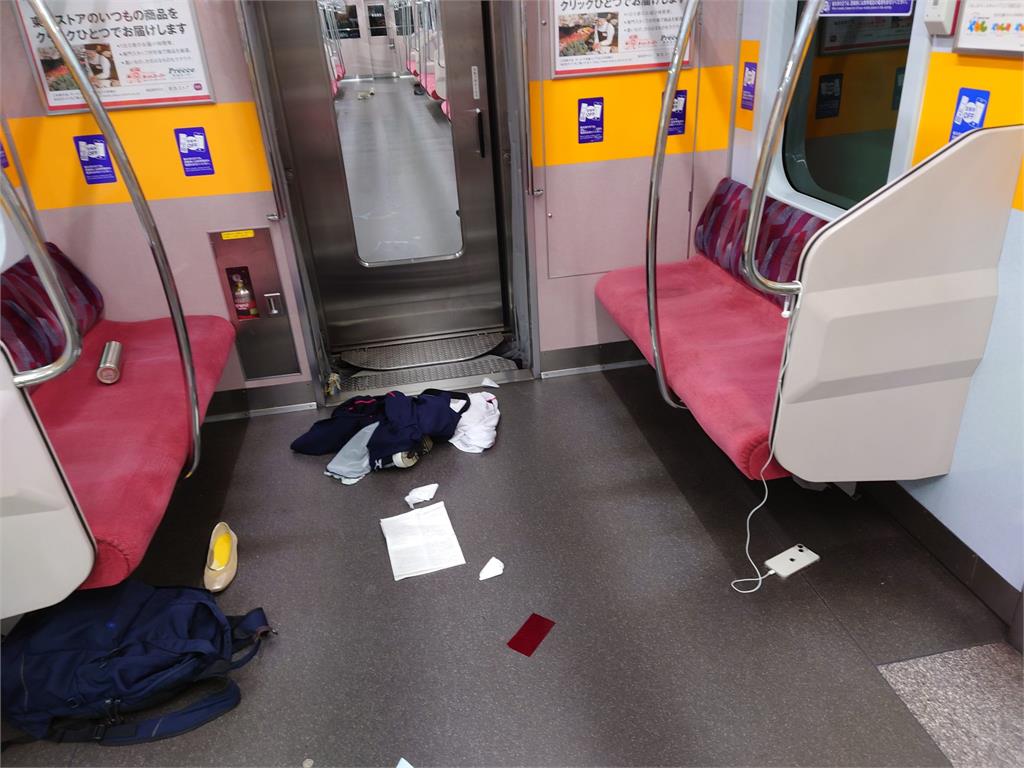 東京男鬧車廂！乘客驚慌奔逃　至少5700人受影響