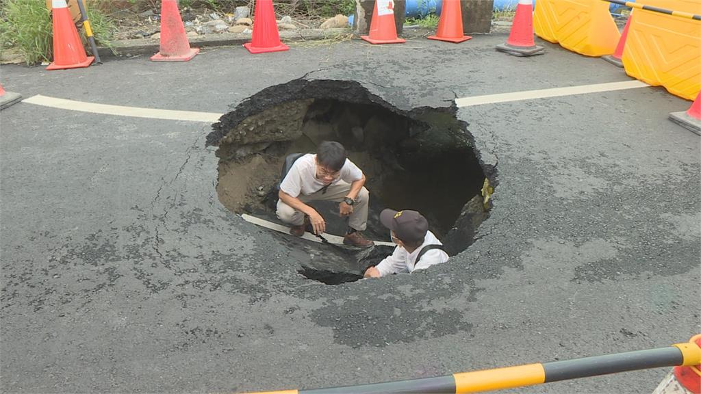 <em>台南</em>市安南區驚現「4米天坑」！　疑年久失修內部鋼筋嚴重鏽蝕