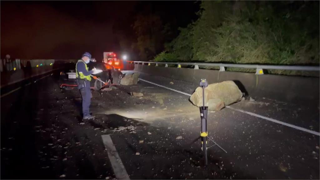 台72線出磺坑段巨石擋道 害3車撞1人傷