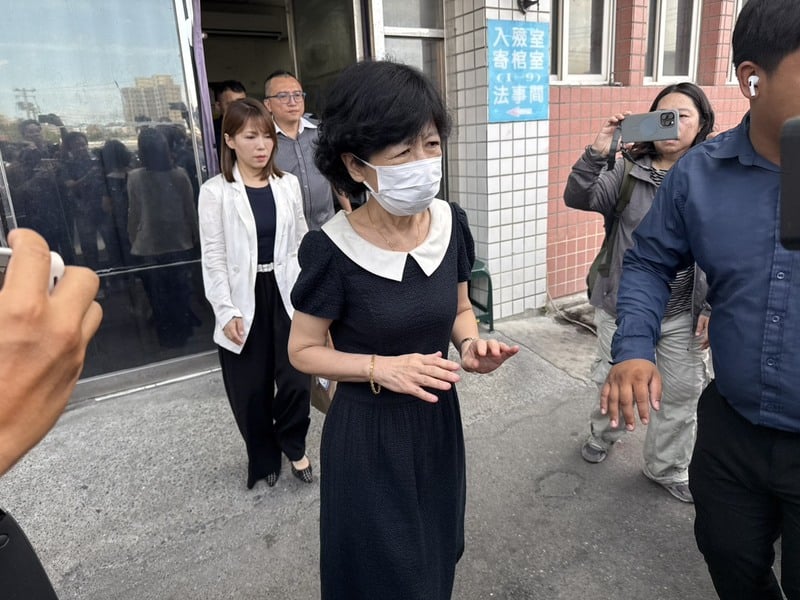 小草衝北院喊向解放軍投誠　簡舒培批民眾黨啃彭妻墜樓「血饅頭」