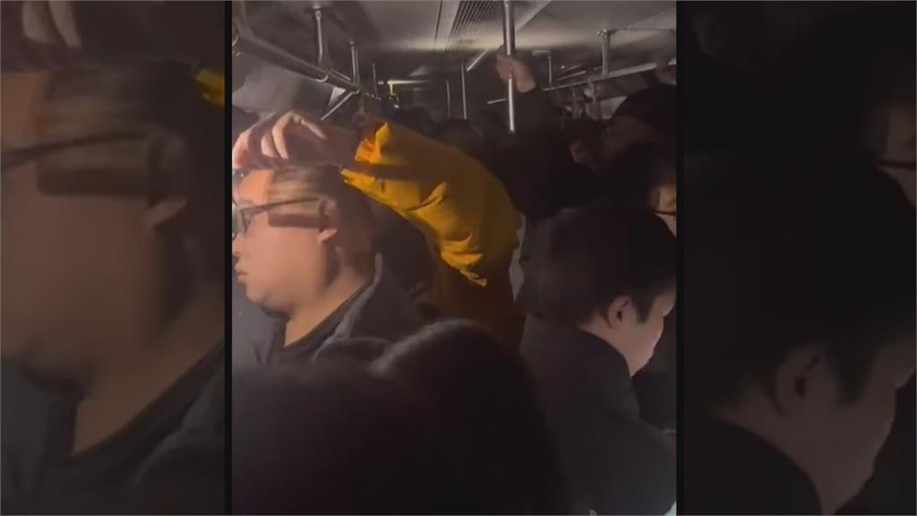 北京地鐵列車行駛間斷裂！　乘客困車廂等救援