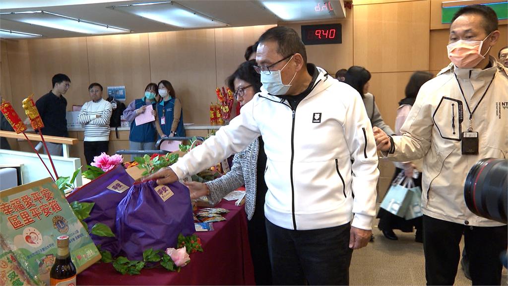 賀新春公布「蛇福泰吉」春聯福袋　侯友宜：服務不打烊讓市民過好年