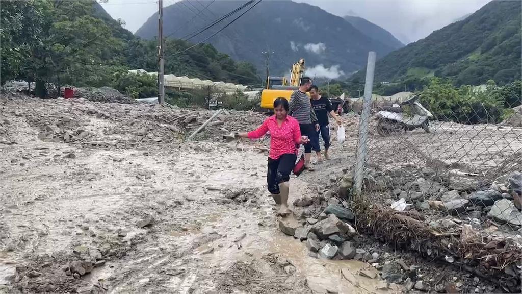 廬山聯外道路又斷 東埔居民驚險踩土石返家