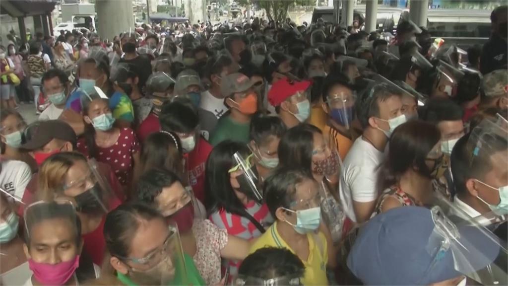 菲國馬尼拉民眾擠爆疫苗中心 憂沒打疫苗無法出門
