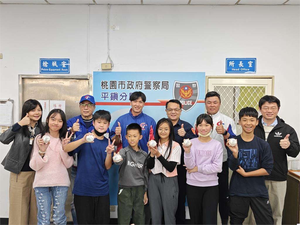 平警向學童宣導反詐　12強英雄林立來響應