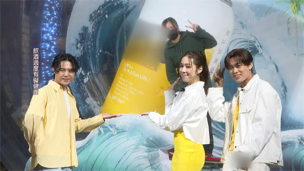啤酒品牌信義區設超大水晶球! 衝浪板平衡遊戲拚獎品