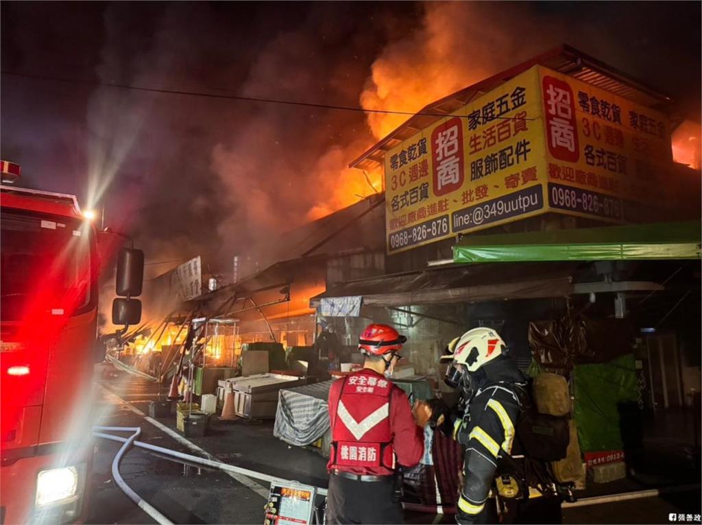 桃園南門市場惡火延燒三小時!三分之二攤區燒毀 83歲翁驚險脫困