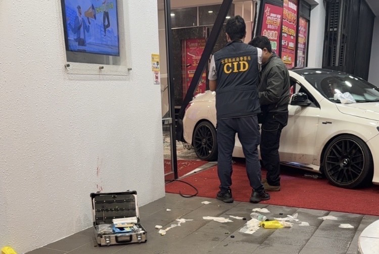 快新聞／宜蘭KTV玻璃門遭車撞！立刻上演全武行　快打部隊迅速壓制