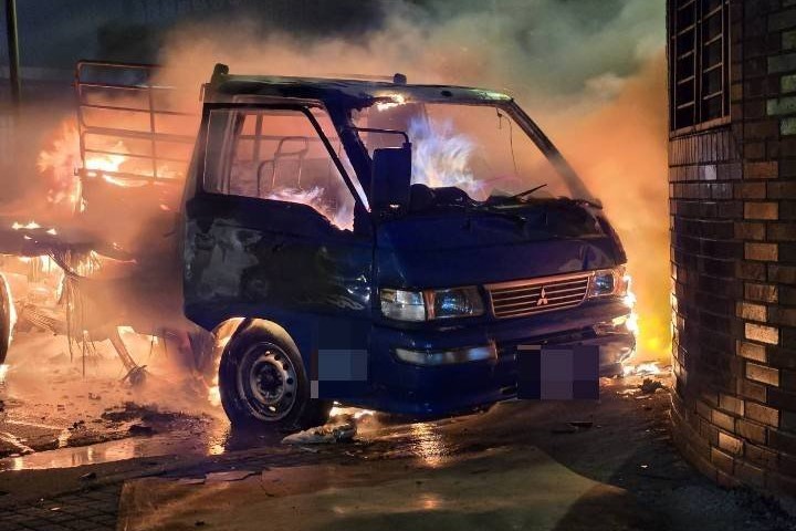 快新聞／桃園觀音貨車撞民宅「起火燃燒」！　駭人畫面曝光了