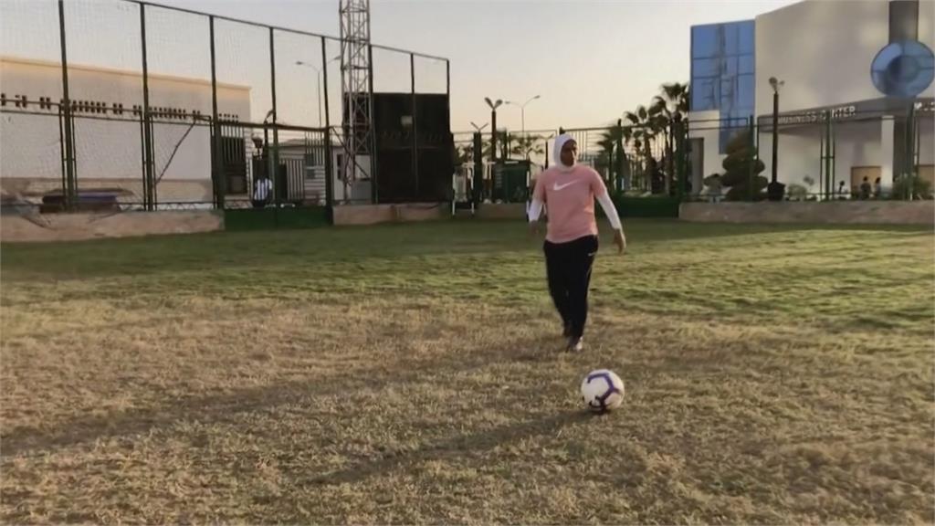突破傳統跨越性別 埃及女教練執教男足隊