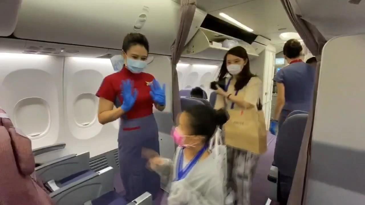 擾勤務？搭機要求空服員「這件事」 //家教網紅PO網打廣告招生