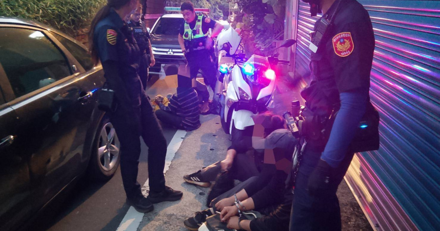 又是你！無照老翁再上路載客　三峽警「不甩詛咒鈔票」揪4泰逾期客送辦
