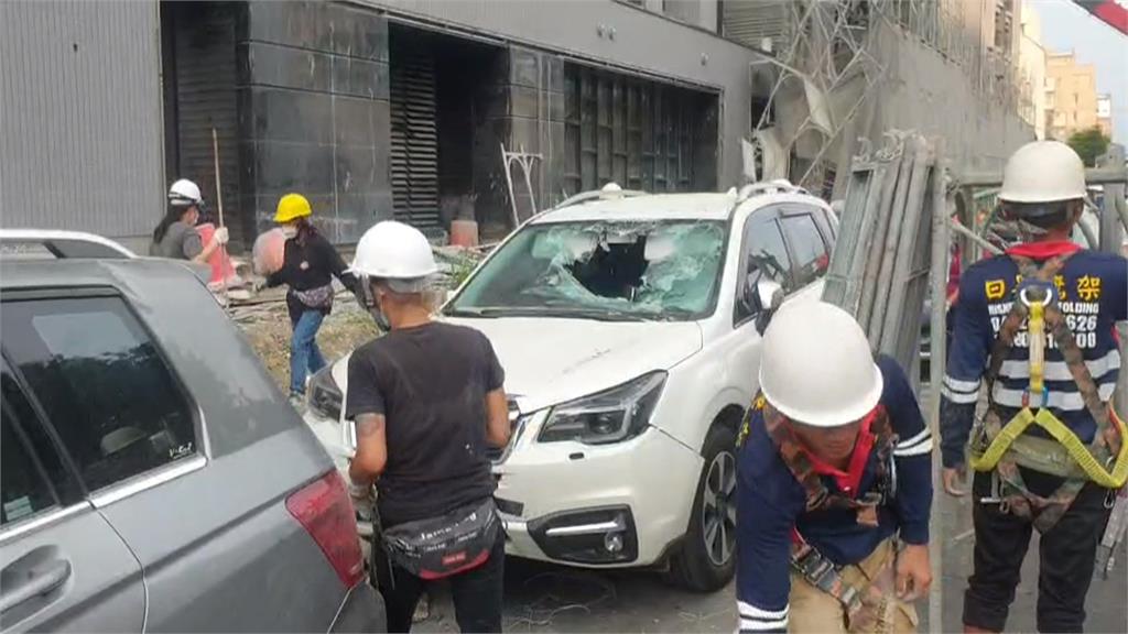 強風惹的禍　建案鷹架遭吹垮壓壞下方６車