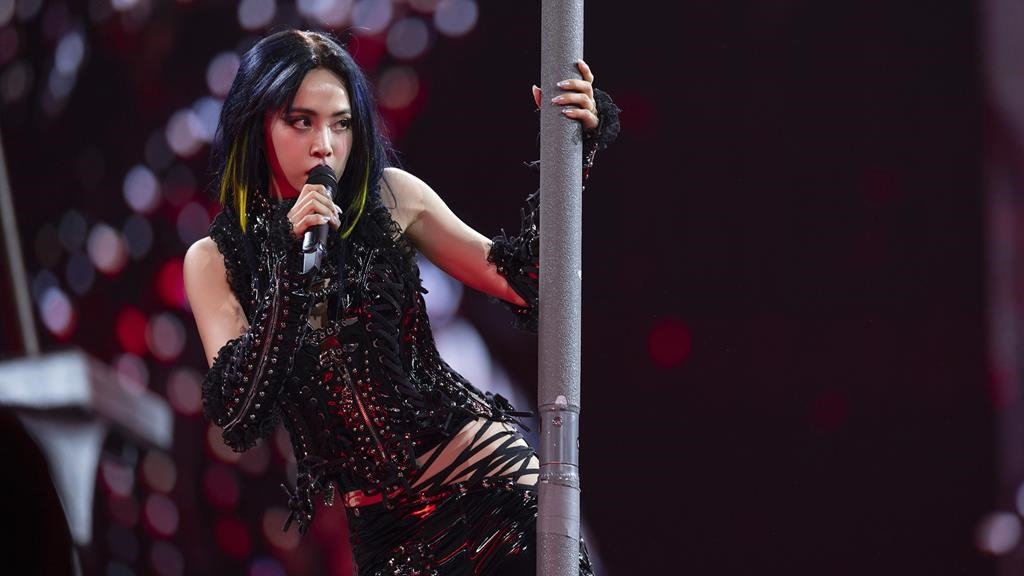 花3600萬造四噸重金豬!蔡依林演唱會到一半「紙鈔飛滿天」全場嗨翻