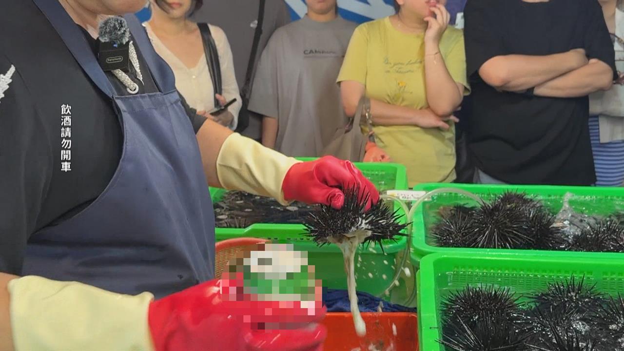 海港攤販啤酒洗海膽　民眾熱議：回甘奶香ＶＳ.啤酒苦味