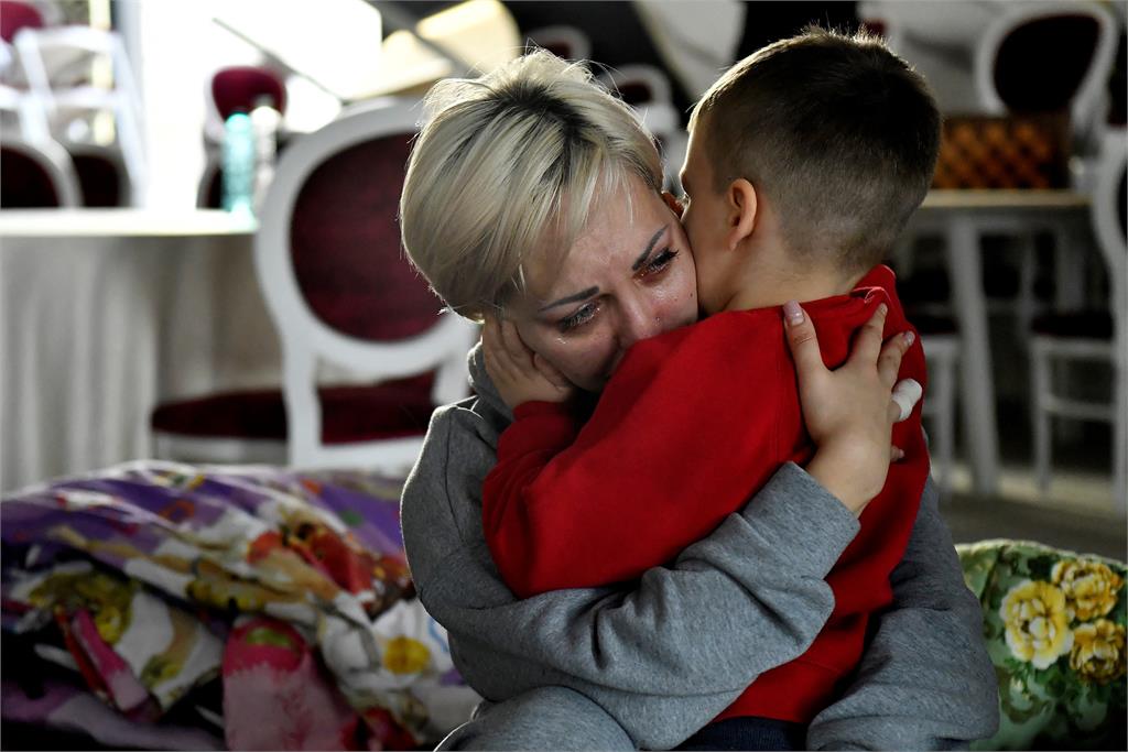 媽媽別怕！烏克蘭母子逃難5歲兒堅定輕撫臉頰安慰...動作太揪心