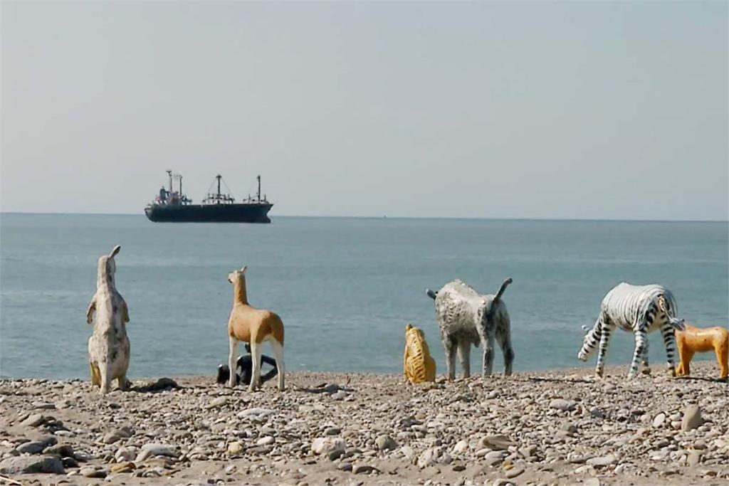 快新聞／動物雕像「站一排」現蹤北濱海灘　在地人驚呼：在等諾亞方舟？