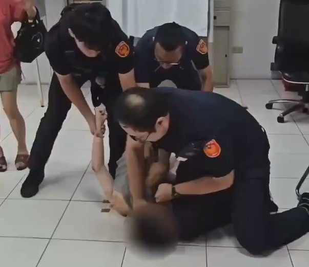 快新聞/超誇張!中和男子「頭塞票匭」還想藏票 脫序行為遭警壓地制伏