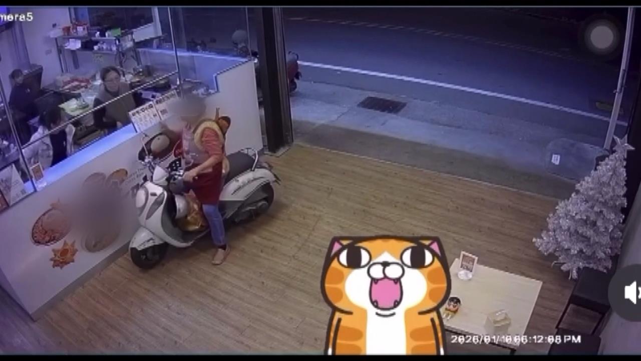 南投咖哩店「熟客專用得來速」　婦人機車直接騎進櫃檯點餐