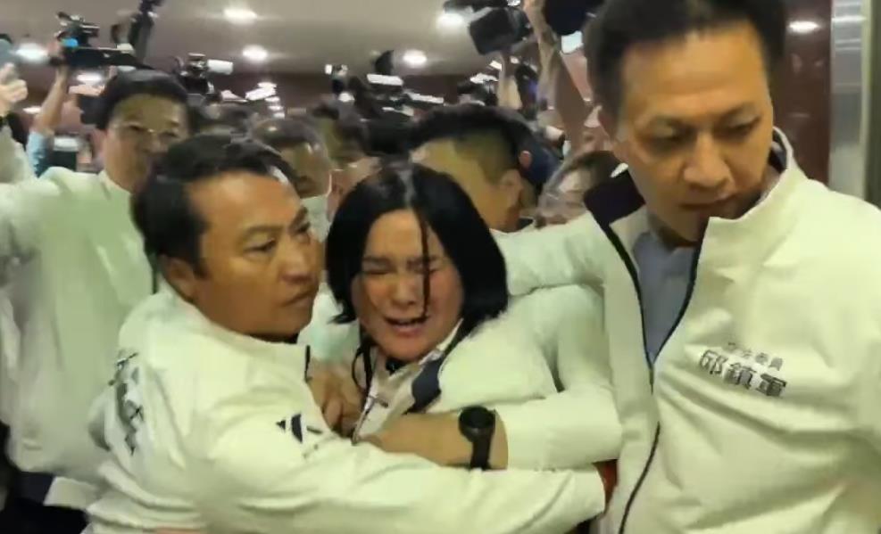 快新聞／陳玉珍稱「牙齒被打斷」　蔡易餘還原衝突影片：她被國民黨層層保護誰能接近？