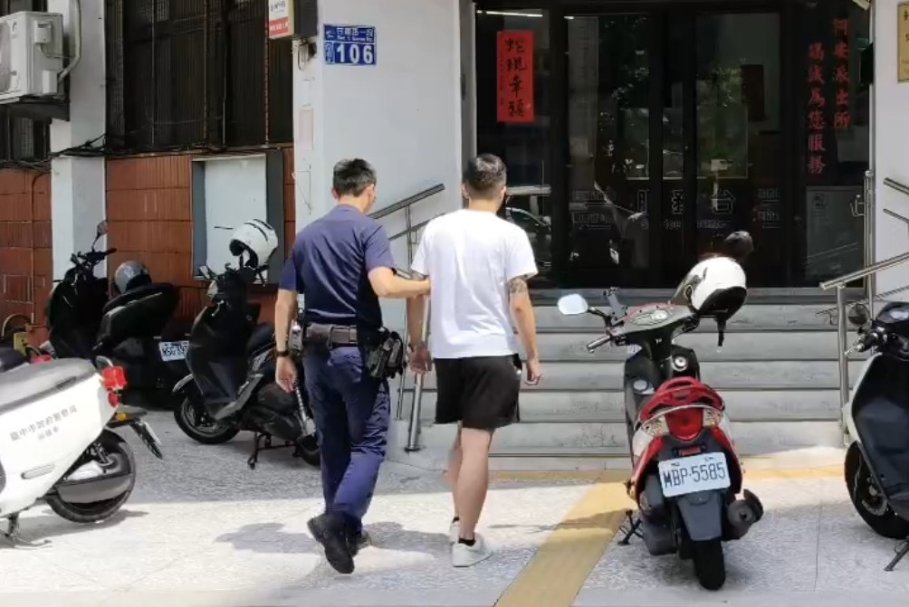 不甘分手　19歲男將前女友按倒街頭狂毆涉2罪被逮