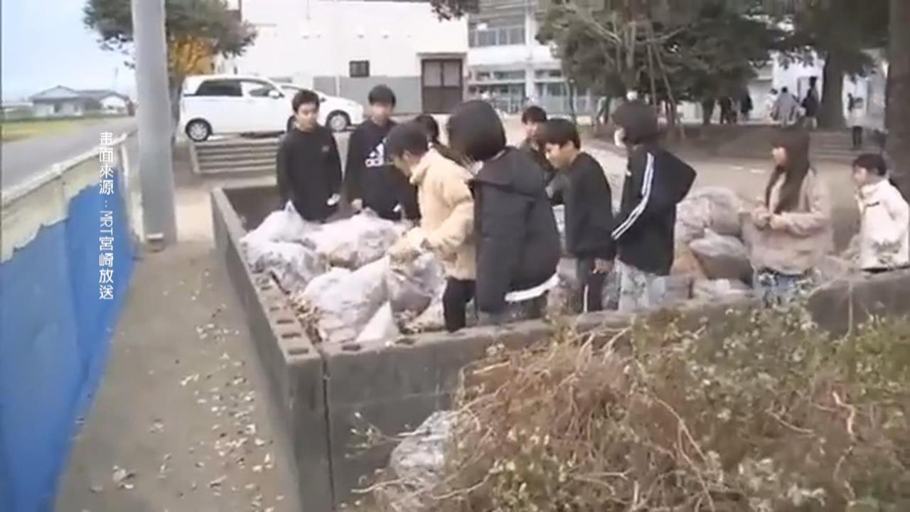 日本自衛隊員陪小孩玩躲貓貓　超專業隱身術藏身排水溝