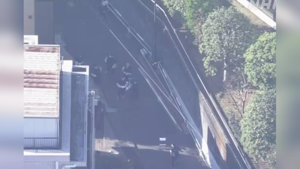 快新聞／東京新宿街頭染血！30多歲女子遭砍4刀倒地　黑帽男逃逸中