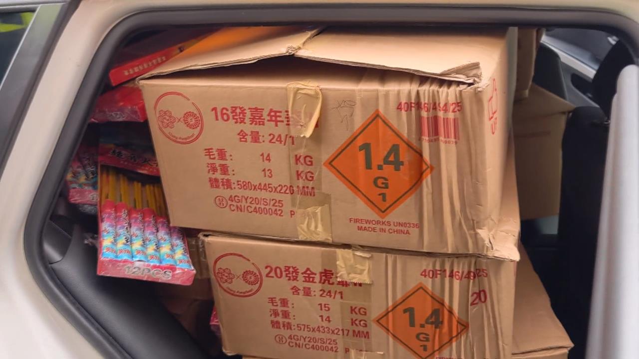 轎車自撞電桿　駕駛竟赤腳逃逸　車內驚見毒品、大量炮竹