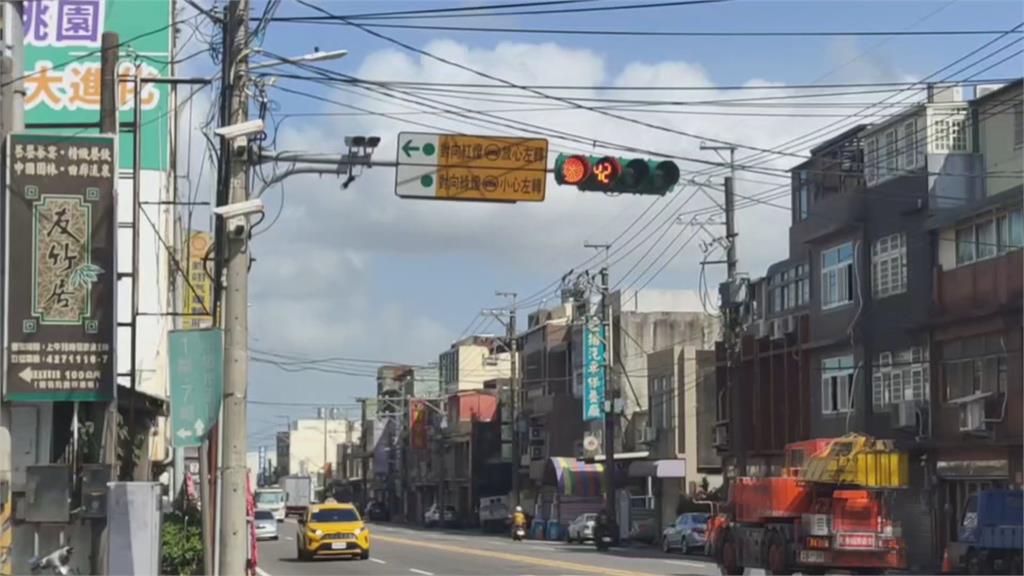 提醒駕駛！桃園紅綠燈增設告示　「全燈+左轉燈」可放心左轉