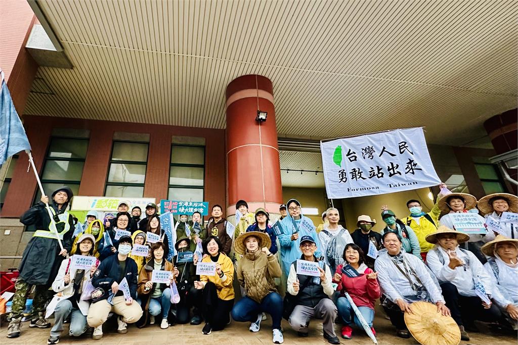 快新聞/黑熊學院「接力護台灣」隊伍冒雨抵鶯歌 蘇巧慧送燒餅油條親迎