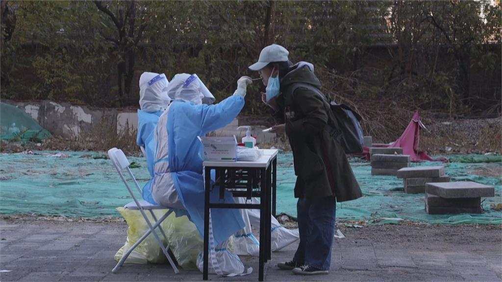 中國調整封控亂象百出 嬰兒發燒不放行!民怨換湯不換藥