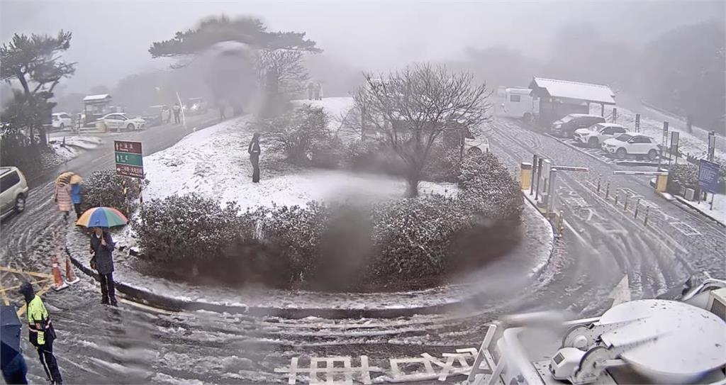 快新聞／陽明山下雪了！　二子坪停車場滿地白雪