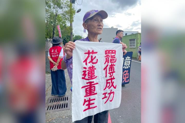 快新聞／葉霸頂烈日鞠躬宣傳罷免　網憂：她的腰骨能撐多久？