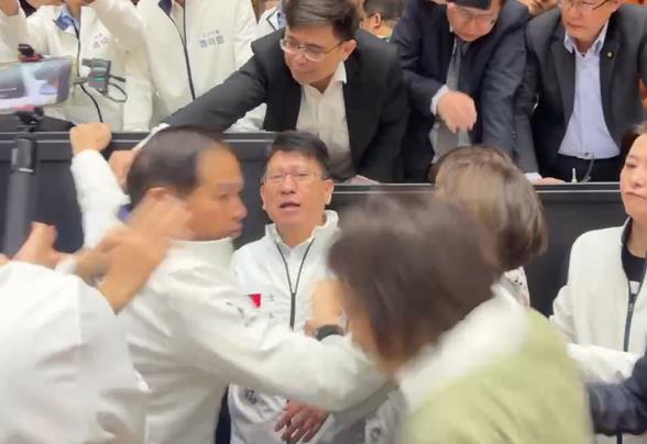 快新聞／鄭天財竟喊「戒嚴是保護台灣」　受難者家屬邱議瑩淚訴：我父親算什麼？