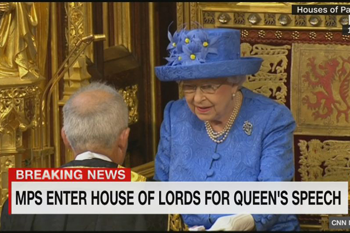 趕看賽馬？英國議會開議 女王主持快閃