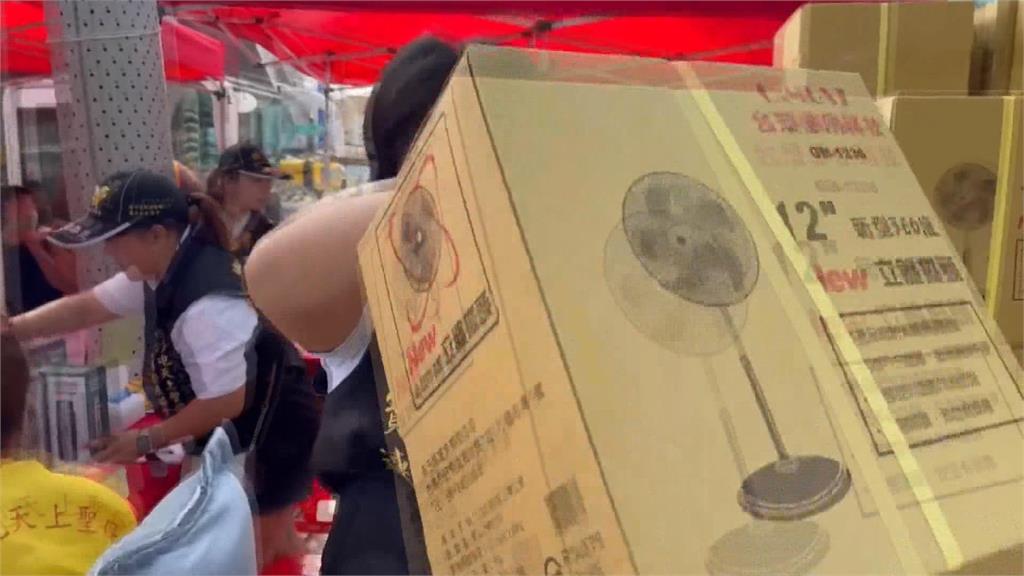 捐血500cc送電風扇！　彰化火車站一早上百人排隊捐熱血