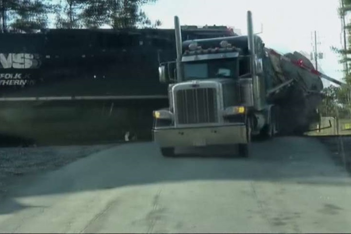 驚！ 平交道故障 貨車卡路中遭火車撞爛