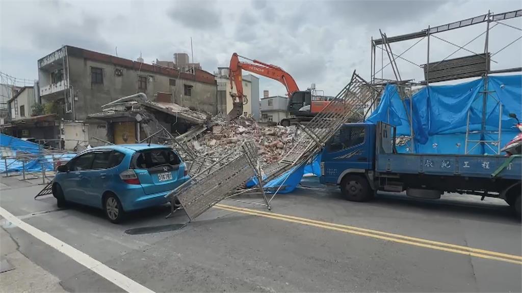 狂風！台南路樹倒塌壓傷騎士　竹北鷹架被吹垮砸中路過車輛