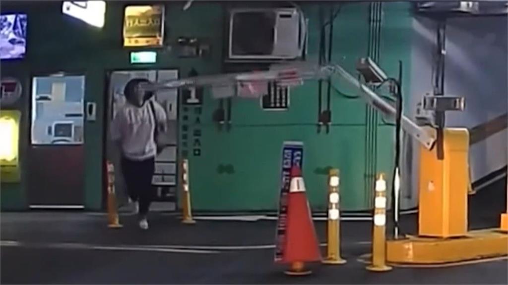 天上掉下來的有時不是好運! 他繳完停車費去開車遭柵欄砸中血流如注