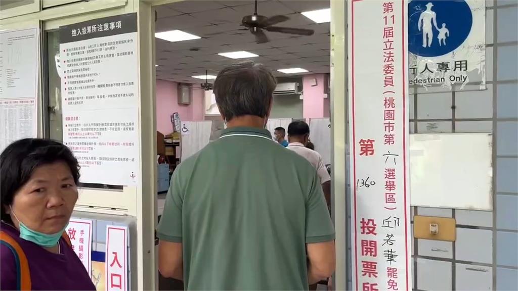桃園好天氣！朱立倫、魯明哲偕妻投票　　鷹爸現身籲：守護家園