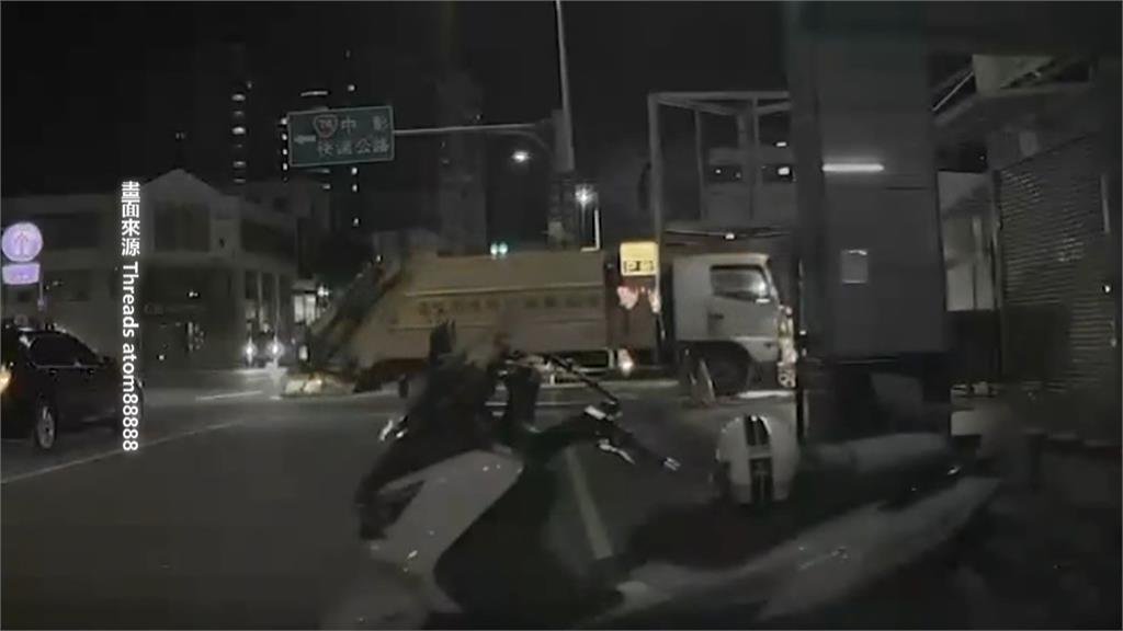 超驚險！台中環保車疑操作不慎　車輛爆衝闖燈撞上路邊車輛