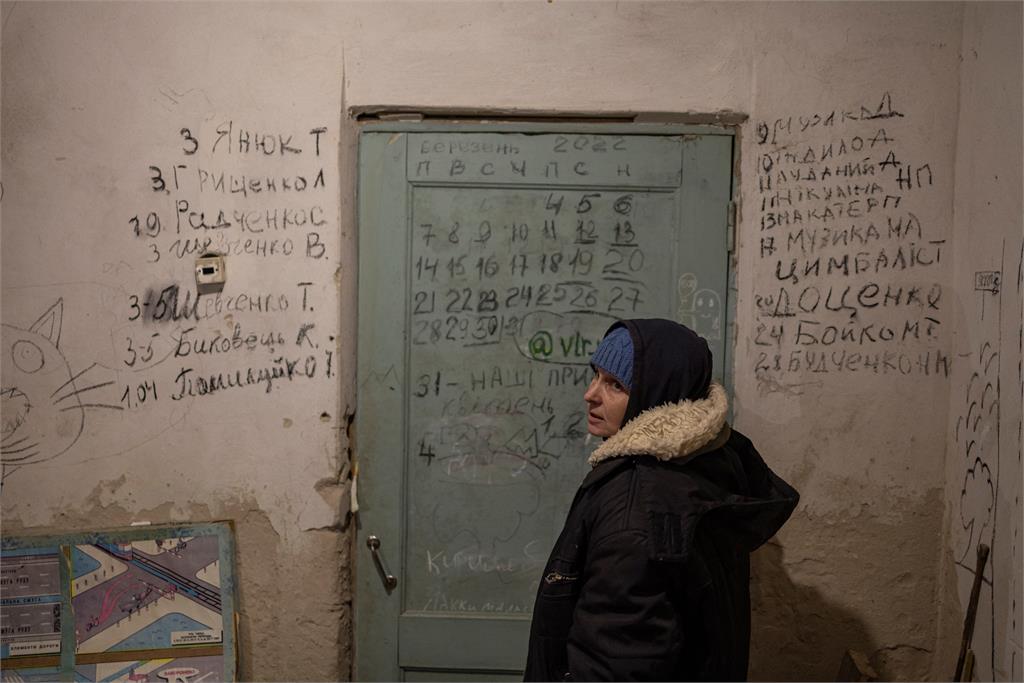 刻在牆上的…逝者名字！300平民遭俄軍關地下室　無水電伴屍苦撐25天