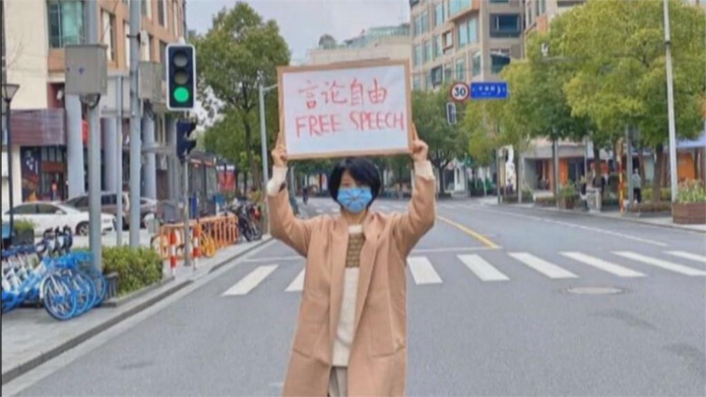 上海女青年街頭高舉「言論自由」 吾爾開希大讚