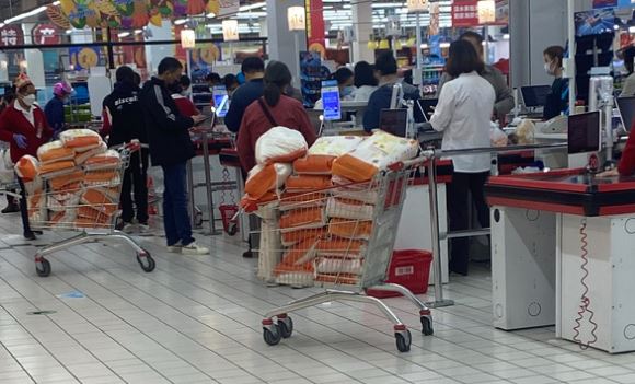 中國多地掀物資搶購潮！美媒：「中共政府信不過」引民眾恐慌