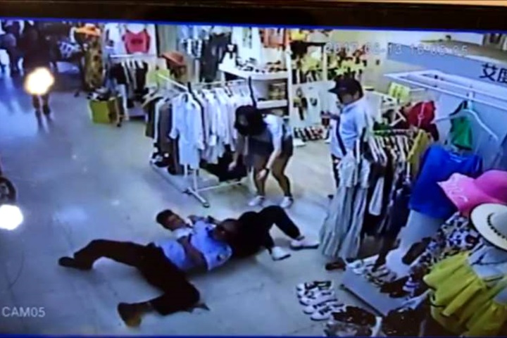 商場保全情緒失控 攻擊服飾店長強制送醫